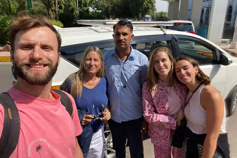 Louer une voiture privée avec chauffeur et guide en Inde